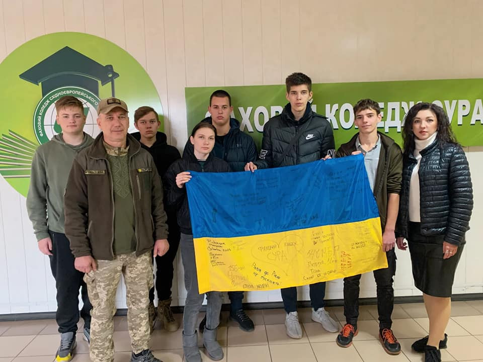 ЗСУ передали Фаховому коледжу СУРА бойовий прапор вдячності!