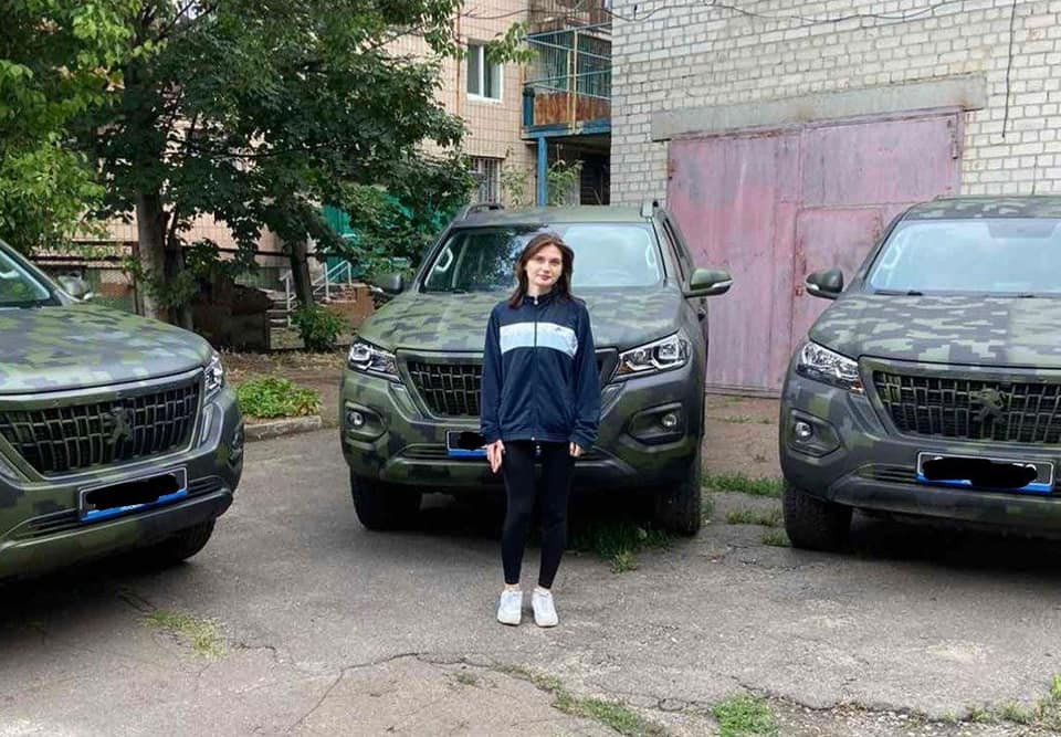 Студентка фахового коледжу з Тального фарбує автомобілі для ЗСУ